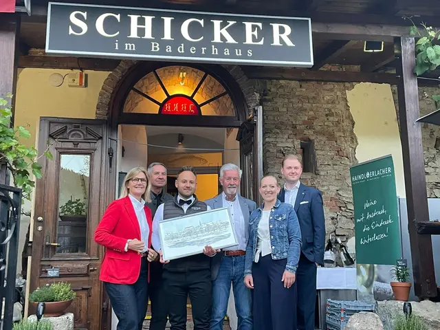 Die Stadt Bruck stellte sich mit einem Geschenk und ihr Kommen ein. | Foto: Andrea Stelzer
