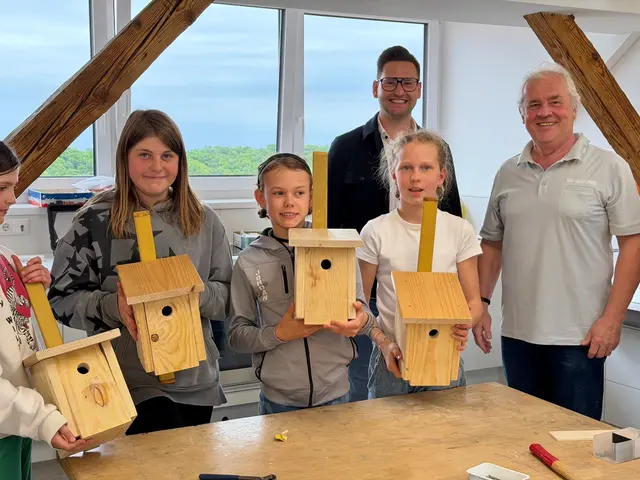 Den Kindern machte das Bauen der Nistkästen großen Spaß. Zu den gelungen Arbeiten gratulierte Bgm. Matthias Hitl und der Obmann der Berg- und Naturwacht Johann Puntigam (re). | Foto: privat