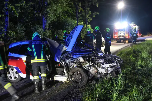 Ein Auto kam in Steinerkirchen an der Traun von der Fahrbahn ab und prallte gegen mehrere Bäume. | Foto: laumat.at
