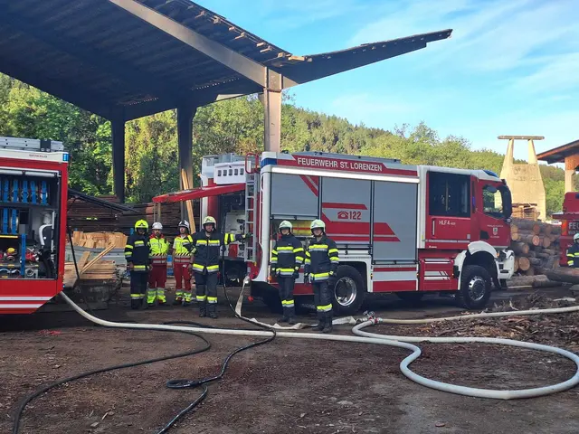 42 Helfer verhinderten Großbrand in einem Sägewerk