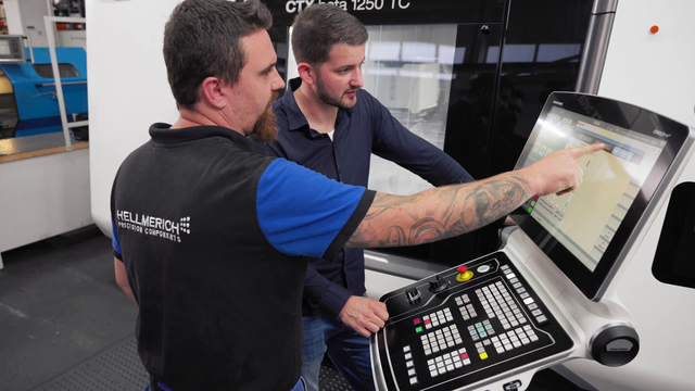 Teamgeist, Handschlagqualität, kurze Entscheidungswege und enge Zusammenarbeit prägen den Arbeitsalltag bei HELLMERICH. | Foto: HPC Produktions GmbH