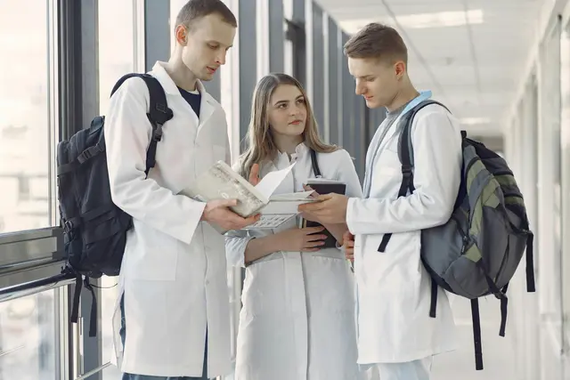 Junge Medizinerinnen und Mediziner stehen nach dem Studium oft vor langen Wartezeiten auf einen Ausbildungsplatz in der Basisausbildung – die Ärztekammer für Tirol fordert daher einen raschen Ausbau der Kapazitäten. | Foto: pexels (Symbolbild)