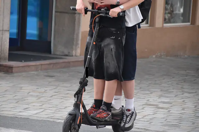 Die 36. StVO-Novelle bringt Änderungen: Künftig ist es gesetzlich verboten, zu zweit auf dem E-Scooter zu fahren.  | Foto: Barbara Fluckinger/MB Archiv