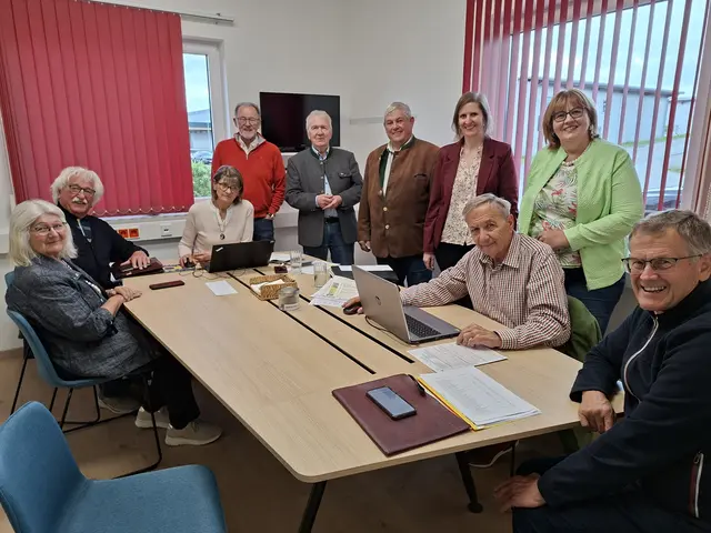 Berater und Mitglieder mit Bezirksobmann Franz Binder, sein Stellvertreter Josef Bachtrog und Lydia Hofmann von der Landesgeschäftsstelle St. Pölten (ab 2. v.li. stehend). | Foto: NÖs Senioren