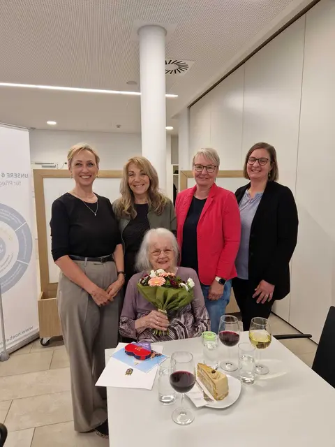 StR Sandra Bauer, Gabriela Galeta, Pflegedirektorin Michaela Lienhart, StR Genovefa Scheibenreiter, sitzend Frau Mayr Hildegard. | Foto: Stadtgemeinde Hainfeld