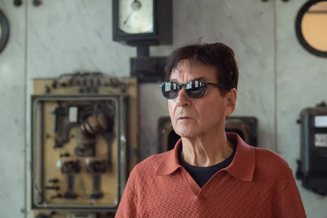 Architekt Heinz Seiser vor der historischen Schalttafel. | Foto: Santrucek