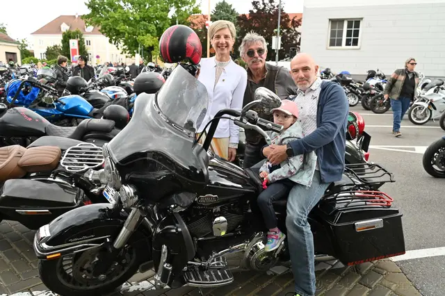 Die Biker spendeten für Schmetterlingskinder. | Foto: Murlasits