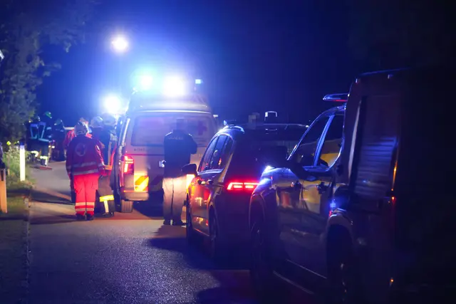 Ein Auto kam in Steinerkirchen an der Traun von der Fahrbahn ab und prallte gegen mehrere Bäume. | Foto: laumat.at
