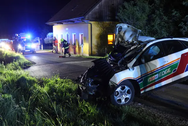 Ein Auto kam in Steinerkirchen an der Traun von der Fahrbahn ab und prallte gegen mehrere Bäume. | Foto: laumat.at