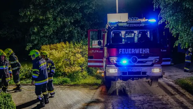 Bereits beim Eintreffen der ersten Kräfte war eine starke Rauchentwicklung aus dem Kellerbereich des Wohnhauses zu sehen.  | Foto: BFVFB/Christian Karner