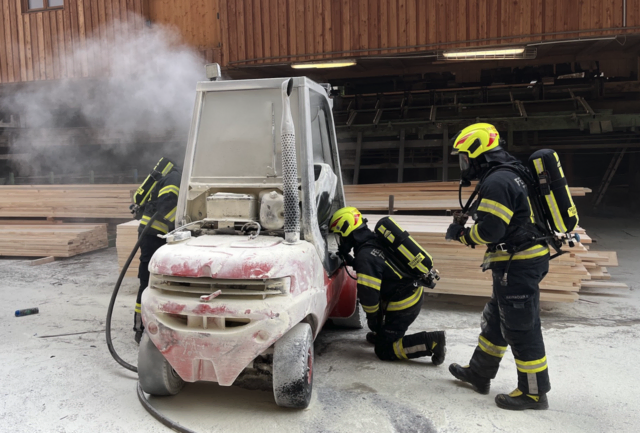 Feuerwehren mussten zu Staplerbrand ausrücken