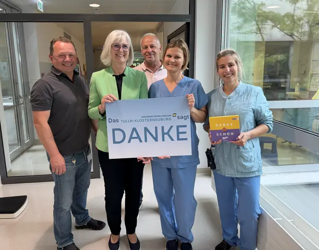 Pflegedirektorin Cornelia Palmetzhofer (2.v.l.) überreichte zum Tag der Pflege kleine
Aufmerksamkeiten an die Mitarbeiterinnen und Mitarbeiter der Pflege | Foto: NÖ LGA
