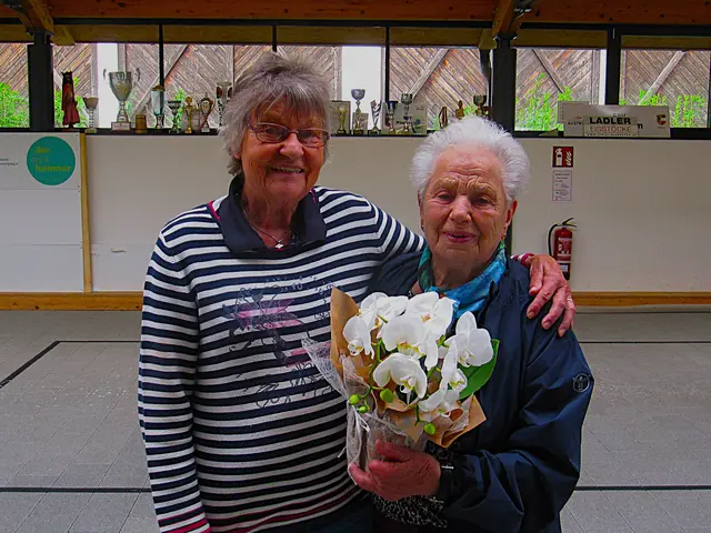 Die Stock-Damen des ESV-Niederalm feierten am 12.Mai 2026 in der Stockhalle Anif  mit zahlreichen Teilnehmern/ Innen den 90.Geburtstag von Mitglied Therese Höpoldseder...!!
Obfrau Erni Pammer und Therese Höpoldseder