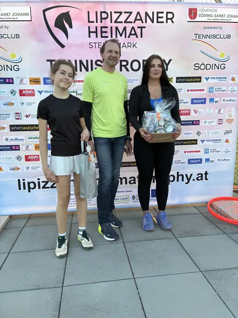 Marion Leski mit ihrer Finalgegnerin und Organisator René Ruprechter.  | Foto: ÖTV