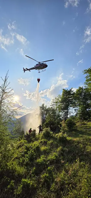 Auch die Löschwasserhelikopter „Libelle“ aus Oberösterreich und Salzburg waren bei der Brandbekämpfung im Einsatz. | Foto: AFKDO/AFKDT Bad Ischl