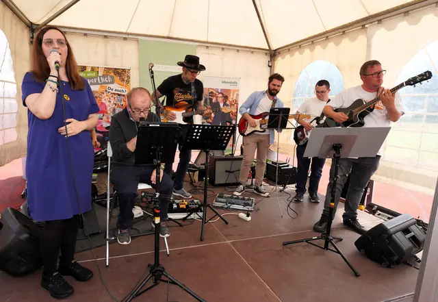 Die inklusive Band "Anbandeln" unterhielt die Gäste im Festzelt. | Foto: Waltraud Wachmann