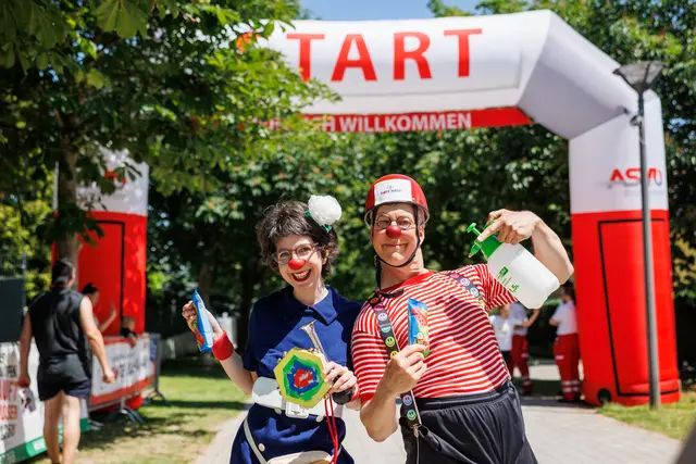Michi Steiger gibt Startschuss beim Rote Nasen Lauf in Bad Sauerbrunn