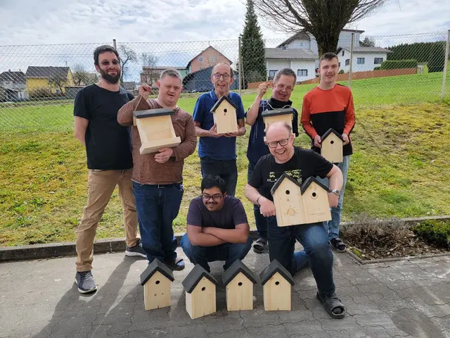 Die Beschäftigten der Lebenshilfe-Werkstätte Münzkirchen präsentieren ihre Werkstücke für das Generationenprojekt mit dem FIM Schärding.
 | Foto: Lebenshilfe OÖ