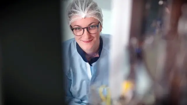 Von der HTL in die Halbleiterbranche: Insiderin Lisa startete nach der HTL-Matura bei EVG durch.