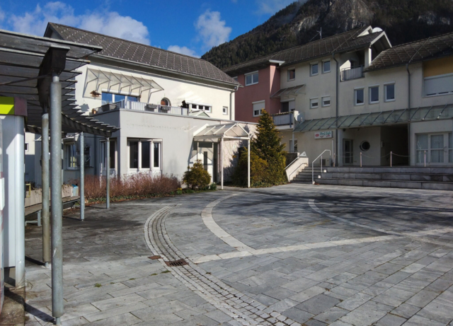 Am Weißensteiner Dorfplatz hat die Gemeindepolitik extra Platz geschaffen, um ein Post-Projekt zu realisieren. Umgesetzt wurde es nie. | Foto: Gemeinde Weißenstein