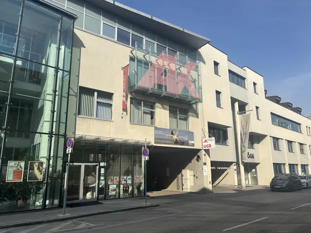 Weißes Gebäude mit Glaselementen