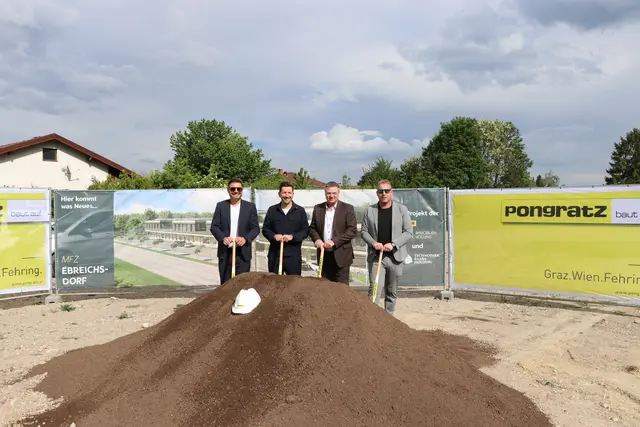 Bauträger mit Bürgermeister: Personen von links nach rechts: Alexander Török (CEO T.T.), Hannes Schreiner (CEO Technopark Raaba), Bürgermeister Wolfgang Kocevar (Stadtgemeinde Ebreichsdorf) und Oliver Werinos (CEO T.T.) | Foto: T.T. Immobilien Holding