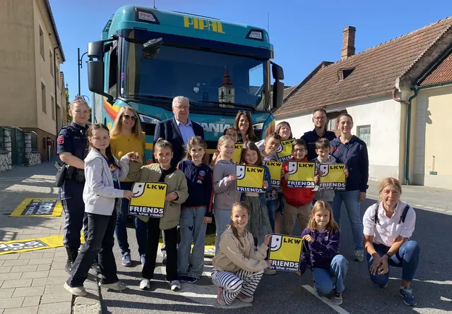 Kinder lernen mit Brummi, wie sie sicher im Straßenverkehr sind