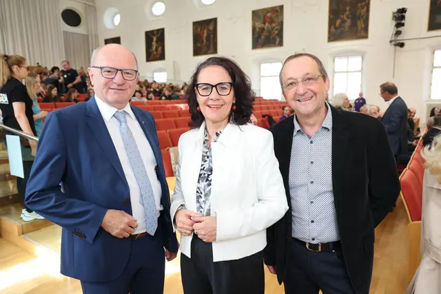 Im Bild Landesrätin Daniela Gutschi und Bildungsdirektor Rudolf Mair (links) zusammen mit Christoph Mattl (Bildungsdirektion). | Foto: Neumayr