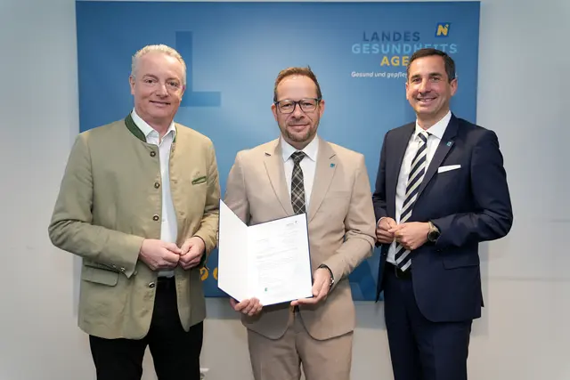 Vorstand Gerhard Dafert (l.) und Vorstand Bernhard Kadlec (r.) überreichen Karl Kuntner das Dekret zur Bestellung als Kaufmännischer Direktor des PBZ Himberg. | Foto: LGA