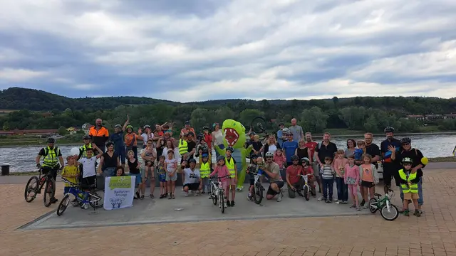 Gruppenfoto der 60 TeilnehmerInnen zusammen mit der Fahrradpolizei