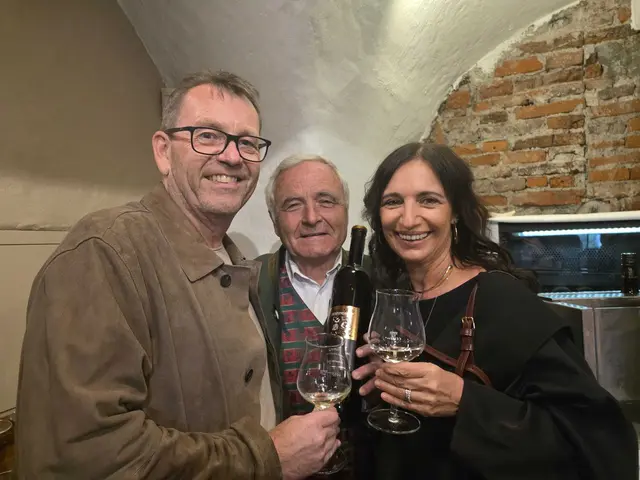 Familie Fürstaller mit ihrem Lieblingswinzer Otto Riegelnegg | Foto: Andrea Stelzer