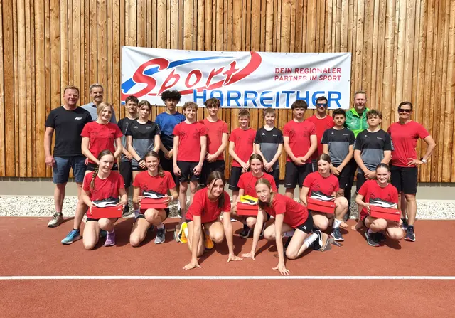 Die Schülerinnen und Schüler der Sportmittelschule Waidhofen-Zell erhielten Schuhe von Firma Harreither, die Jürgen Michelack an die Schülerinnen und Schüler sowie Direktor Haidler (3. Reihe von links) sowie, Susanne und Armin Stütz sowie Herbert Lettner (3. Reihe von rechts) | Foto: SMS Waidhofen