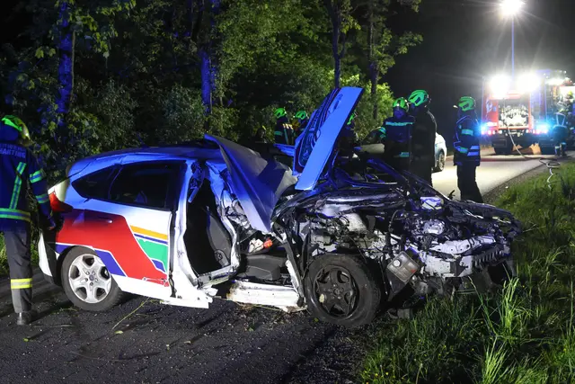 Ein Auto kam in Steinerkirchen an der Traun von der Fahrbahn ab und prallte gegen mehrere Bäume. | Foto: laumat.at