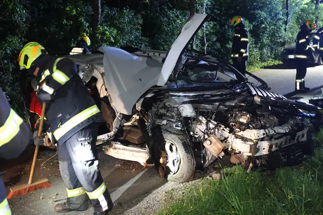 Ein Auto kam in Steinerkirchen an der Traun von der Fahrbahn ab und prallte gegen mehrere Bäume. | Foto: laumat.at