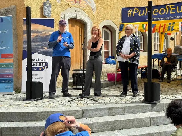 Was sind Europäische Föderalisten? Besucher erwartete ein Publikumstalk mit Walter Brinkmann (EU Bayern), Miriam Leunissen und Eva Lichtenberger (v.l.).  | Foto: Engelbert Hopf