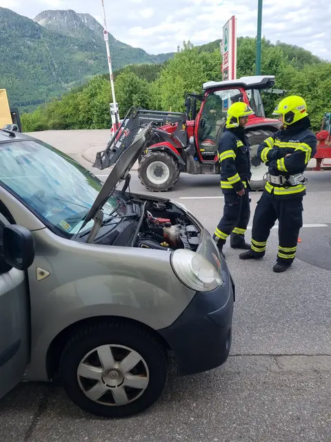 Feuerwehrleute zu Fahrzeug-Brand in Grazer Straße gerufen