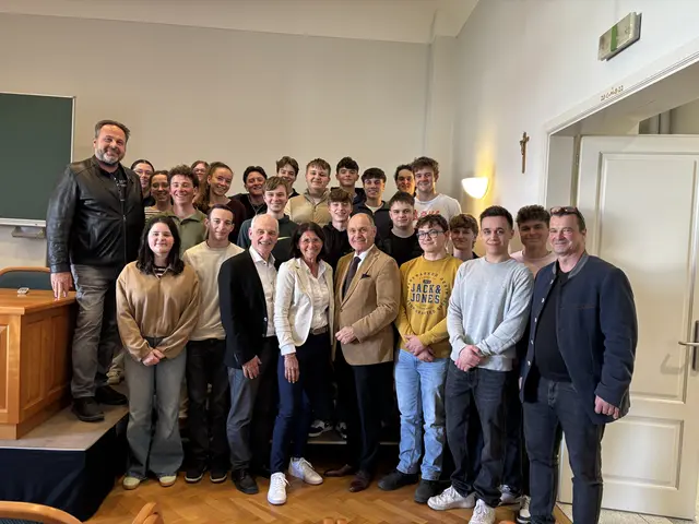 Der ehemalige Nationalratspräsident und Minister, Wolfgang Sobotka (1. Reihe, 4.v.r.), gilt als einer der prominentesten österreichischen Sprecher gegen Antisemitismus und Fremdenfeindlichkeit. | Foto: Höhere Bundeslehranstalt und Bundesamt für Wein- und Obstbau