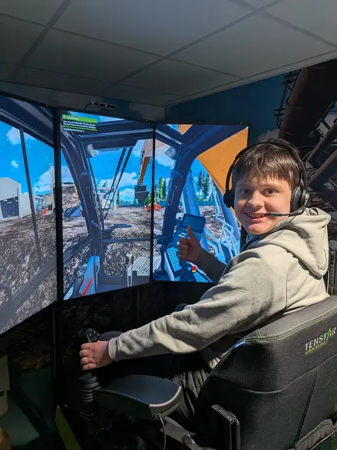 Raphael Fogl beim virtuellen Bagger fahren. | Foto: WKB