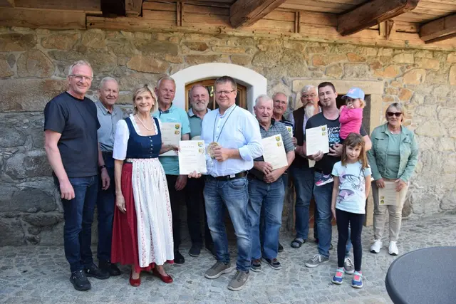 Kulturkreisobfrau Elisabeth Scharnböck (3.v.l.) und Bürgermeister Christian Graf (links) feiern mit einigen Teilnehmern den Freinberger Mostkönig Karl-Heinz Neulinger (6.v.l.).  | Foto: Kulturkreis Freinberg