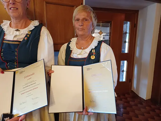 Gertrud Brunner (rechts im Bild) Großes Goldenes Ehrenzeichen mit Kranz für 50 Jahre Mitgliedschaft! | Foto: Monika Hammerl