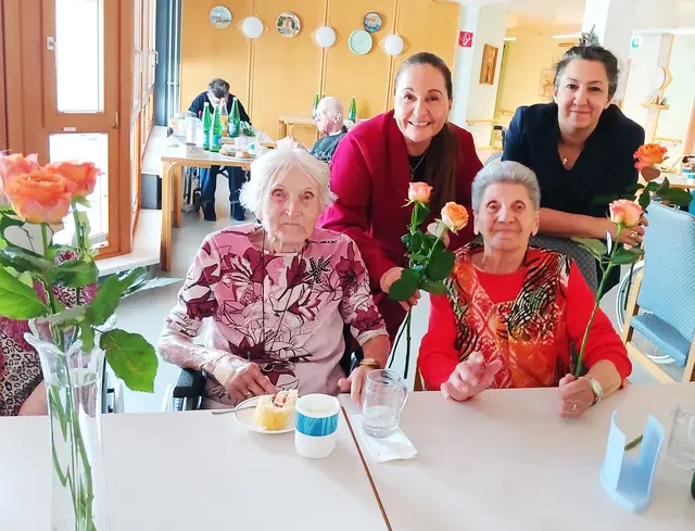 Kaufmännische Direktorin Mag.a Shajen Prohaska, MSc (hinten links) und interimistische 
Pflegedirektorin Milana Maljenovic überreichen den Bewohnerinnen Herta Krispel (vorne links) 
und Margarete Rudak zum Muttertag rot-gelbe Rosen. | Foto: PBZ Orth