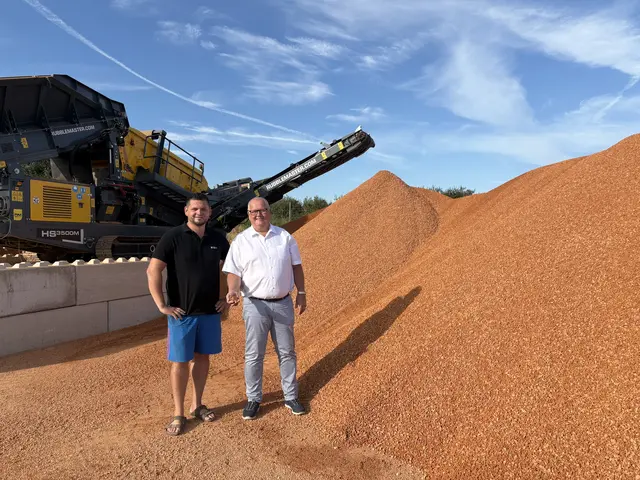 David und Maximilian Etzenberger vor einem Berg zerkleinerter Ziegelreste, die mit Humus vermischt zum Begrünen von Dächern eingesetzt werden. | Foto: Etzi-Group