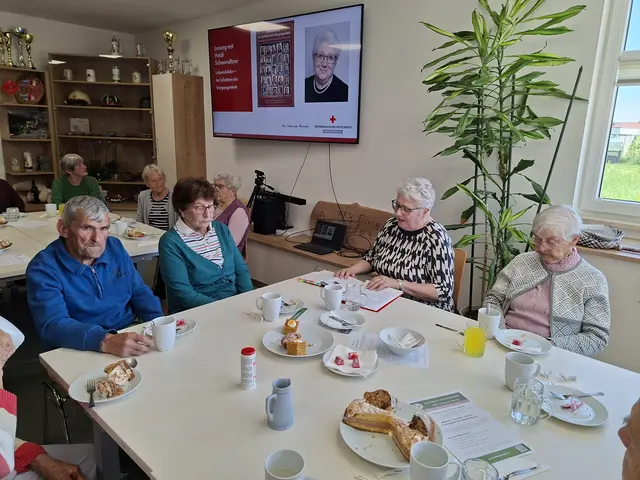 Tauchten in vergangene Tage ein: Autorin Adelheid Schwendtner (2.v.r.) mit Besuchern vom Mininger Begegnungscafé. | Foto: A. Huber