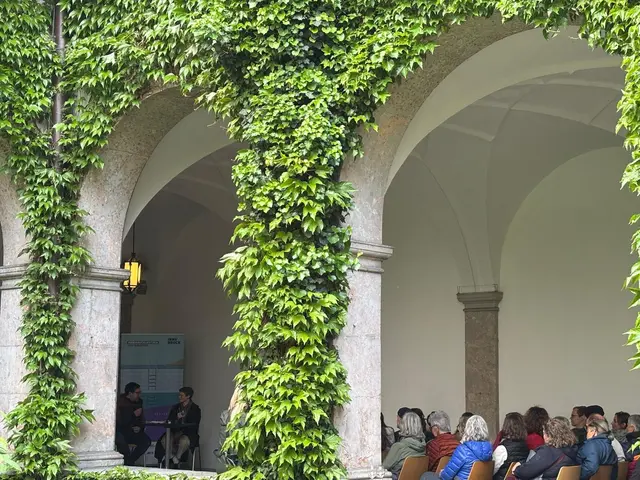 Trotz der kühlen Temperaturen, fanden sich viele Zuhörer im Kreuzgang ein.  | Foto: Königer