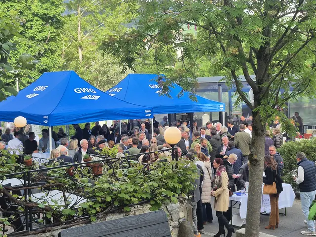 Am Schiffländ trafen sich hunderte Gäste, um dem neuen Baderhaus-Pächter Hannes Friessnegg zu seinem "Schicker im Baderhaus" zu gratulieren. | Foto: Andrea Stelzer