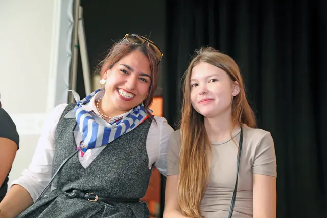 Als Kind afghanischer Flüchtling, nun mitten drin als Profi im Organisationskomitee: Marzijeh mit ihrer Freundin Livia. | Foto: Eckhart Herbe