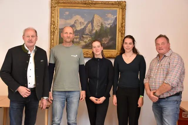 Josef Ritzer (Bürgermeister der Gemeinde Ebbs), Klaus Freisinger (Projektleiter), Paula Willenbrink, Annalisa Mullen (beide Pressepraktikantinnen der Alpenvereinsjugend) und Thomas Guglberger (Leiter Abteilung Dienstleistungsbetriebe u. Sport) (v.l.) präsentieren das Projekt.  | Foto: Barbara Fluckinger