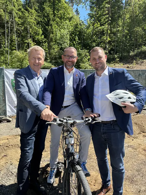 Freude über den Baustart bei den drei Bürgermeistern Hubert Holzapfel, Stefan Helmreich und Matthias Pokorn (v.l.) | Foto: MeinBezirk/Alois Lipp
