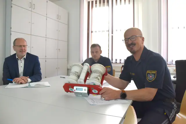 Stellvertretender Bezirkshauptmann Herbert Haberl, Stv. Bezirkspolizeikommandant Christoph Moser und der Leiter des Verkehrs- und Einsatzreferates des Bezirkspolizeikommandos Kufstein (BPK) Johann Egger (v.l.) berichteten über die Verkehrsbilanz der Polizei.  | Foto: Barbara Fluckinger