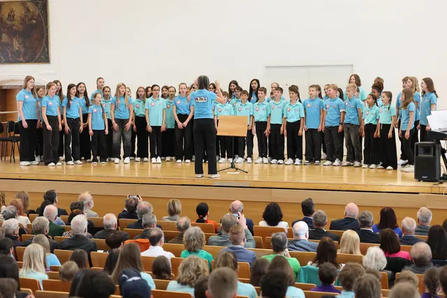 850 Schülerinnen und Schüler in 40 Klassen genießen aktuell eine musikalisch und kulturell geprägte Schulausbildung in einer der zehn Mittelschulen.
Im Bild: Die Musikmittelschule Lamprechtshausen bei ihrem Auftritt. | Foto: Neumayr